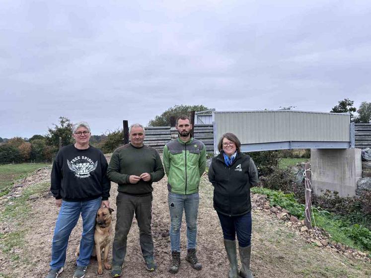 Caroline Tostain, conseillère en agriculture biologique à la Chambre d'agriculture a suivi le projet de Laurence, Christophe et Mathieu Debreuilly, installés à Vesly. Ils ont créé un pont au-dessus de la route. Une innovation peu courante.