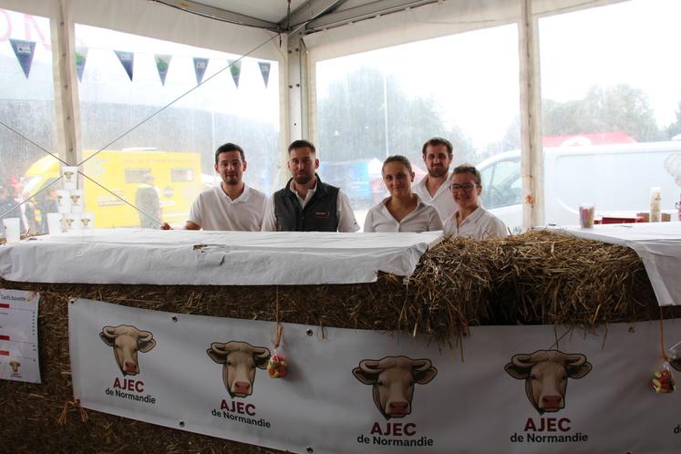 L'Ajec 14 (Association des jeunes éleveurs de Charolais) a été créée l'année dernière à l'issue de la dernière Foire de Caen. Ses membres étaient présents pour participer et tenir la buvette.