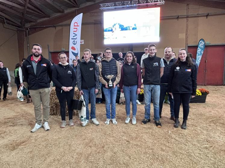 Les jeunes jurés récompensés par les Jeunes agriculteurs et de nombreux partenaires. Ils repartent les bras chargés de cadeaux.