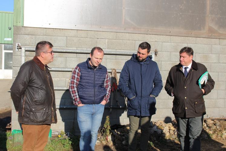 Sylvain Delye, président de la FDSEA ; Ghislain Huette et Armand Prod'homme, coprésidents des JA de l'Orne et Hervé Tourmente, préfet. 