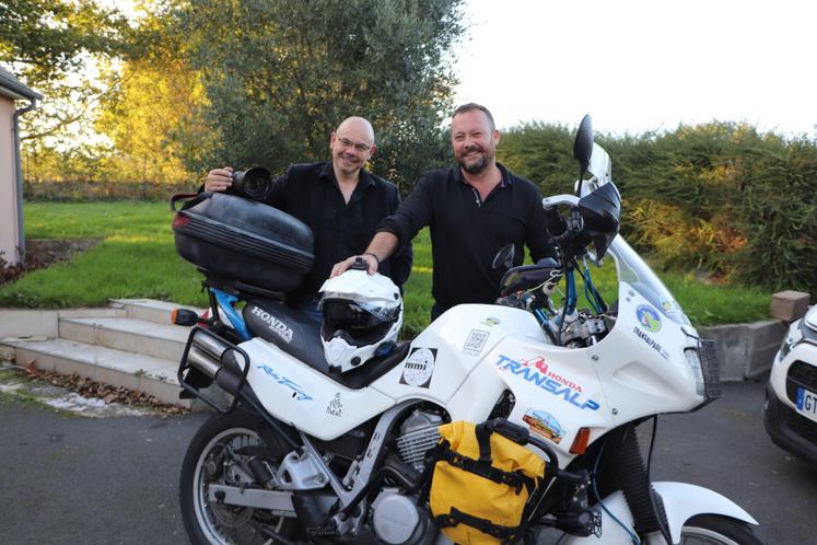 Avec 70 heures de rush vidéo, Cédric Skrzyniarsz (à gauche) avait de quoi faire pour monter ce qui deviendrait L'Odyssée marocaine et ses quarante minutes. Un concentré de l'épopée d'Ugo Denis.