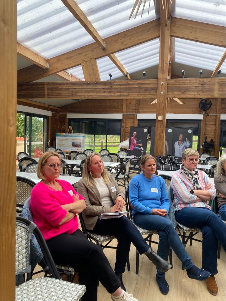 "Nous ne sommes pas juste les femmes de", clament en chœur les participantes du jour. Ici des membres des Agricultur'elles du Calvados, qui ont fait le déplacement tout spécialement. Des ateliers ont été proposés l'après-midi pour compléter les échanges du matin.