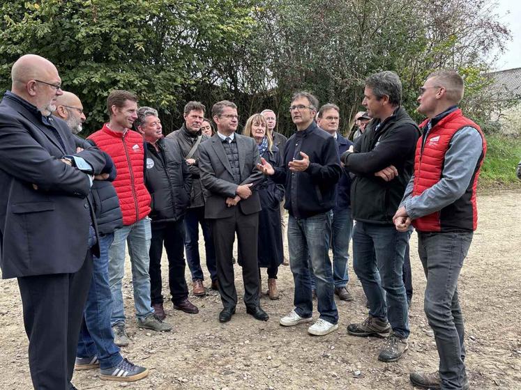 Le préfet de la Manche, Marc Chappuis, s'est déplacé dans deux exploitations pour prendre le pouls de l'agriculture.