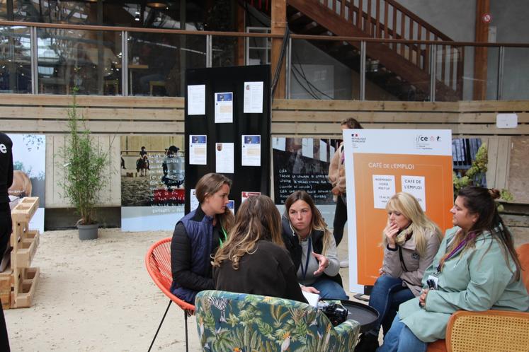 Un café de l'emploi a remplacé le job dating de l'année dernière. Le format moins formel a beaucoup plu.
