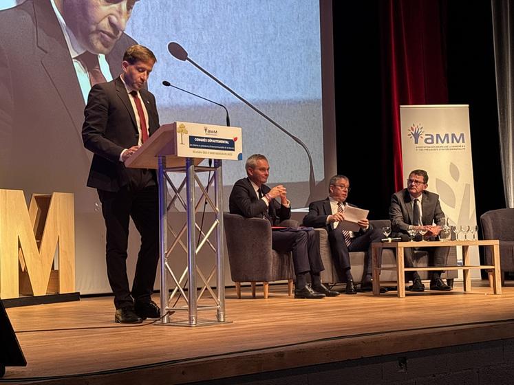 C'est Charly Varin, président des maires de la Manche qui a ouvert l'assemblée générale, suivie de David Margueritte, sénateur, Jean Morin, président du Département et Marc Chappuis, préfet.