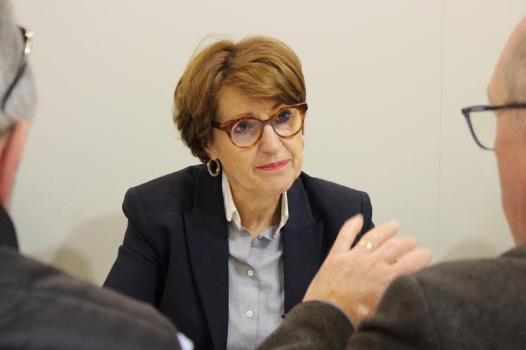 Annie Genevard a réuni le Parlement du sanitaire en fin de semaine passée, afin de prendre des mesures renforcées sur les mouvements de bovins. "La ministre veillera à ce que le marché et les prix ne soient pas indûment affectés par cette mesure temporaire. Elle enjoint tous les acteurs économiques de la chaîne à une solidarité et à une responsabilité à la hauteur de l'ampleur de la crise sanitaire connue", relate un communiqué du ministère en date du 17 octobre.