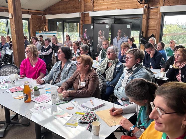 "Nous ne sommes pas juste les femmes de", clament en chœur les participantes du jour. Ici des membres de la section agricultrices de la FDSEA de la Manche, qui ont fait le déplacement tout spécialement. Des ateliers ont été proposés l'après-midi pour compléter les échanges du matin.