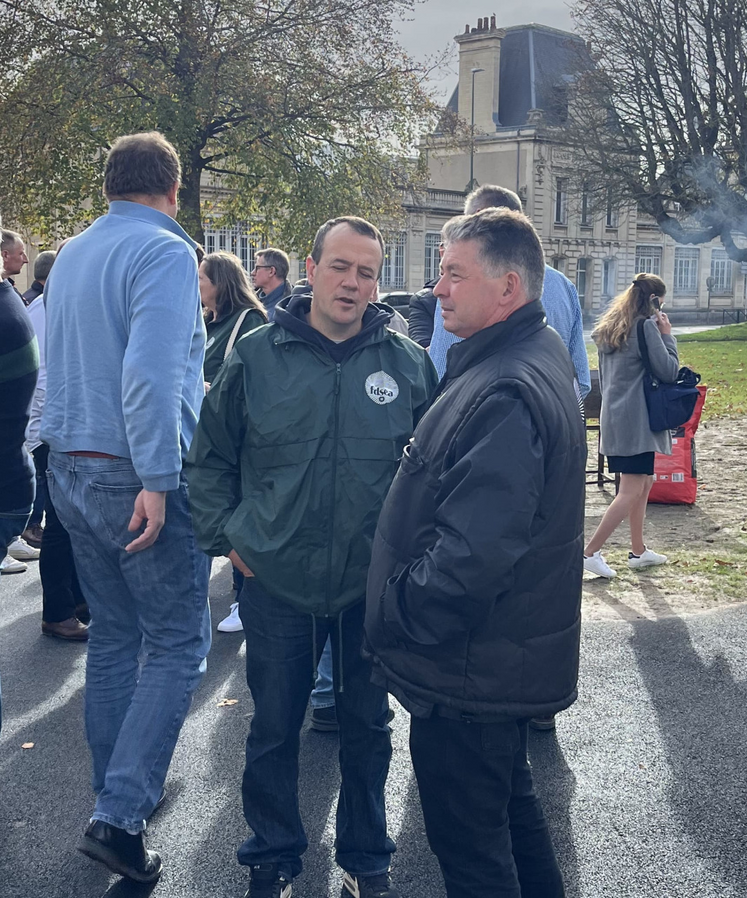 Jean-Michel Hamel et Rémi Paugam, président et secrétaire général de la FDSEA sur le terrain.