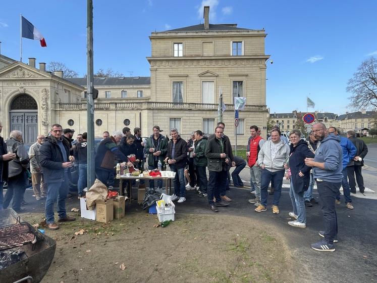Une trentaine d'agriculteurs a fait le déplacement du Calvados, de la Manche et de l'Orne pour manifester contre le Mercosur et la taxe carbone, vendredi 14 novembre à midi.