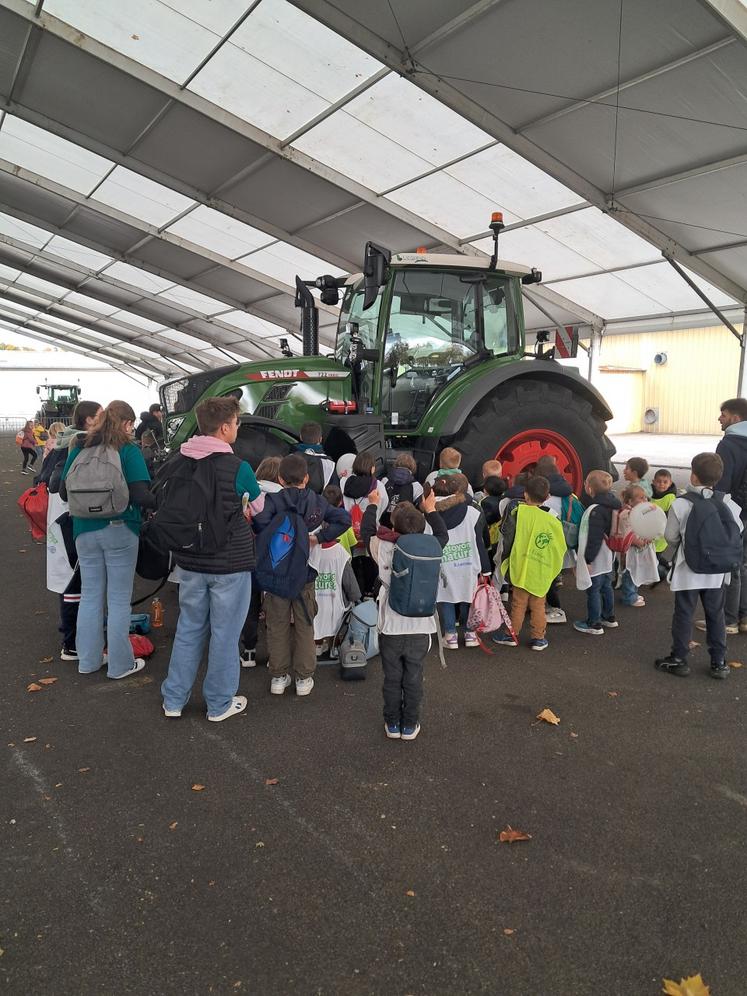 Au Salon tous paysans, les enfants ont pu faire, entre autres, des baptêmes de tracteurs. De quoi laisser des souvenirs à toutes les petites têtes blondes.