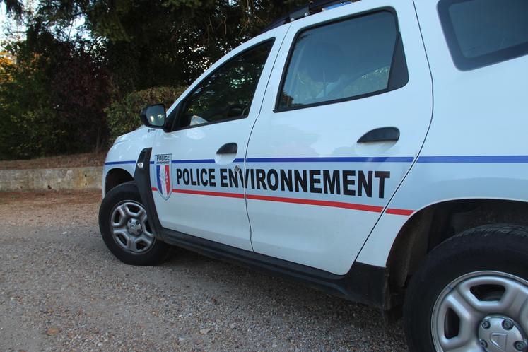 En mai 2025 lors d'une rencontre chasseurs et maires, Antoine Derieux, directeur régional de l'OFB, affirmait : "On nous reproche d'agir sur délation (destruction d'habitats, de haies, comblement de mares, etc.). Or, on fait très peu de contrôles agricoles. Cette problématique s'applique à tout le monde. Nous ne sommes pas payés au nombre d'infractions relevées, mais bien pour protéger l'environnement".