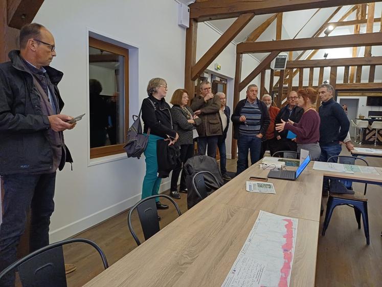 Une réunion publique concernant la réalisation de pistes cyclables dans le secteur du Pays d'Auge s'est tenue mardi 28 octobre 2025, en présence de la FDSEA 14.