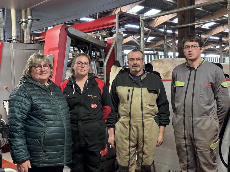 Martine, Pauline, Sylvain et Julien Herbert pilotent un troupeau de 150 vaches laitières. Grâce aux trois robots, ils ont amélioré leur productivité et leurs conditions de travail.