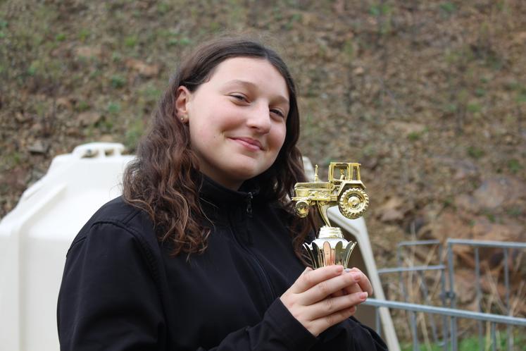 Le trophée porté fièrement par Sidonie à l'issue du jeu intitulé La coupe des foins.