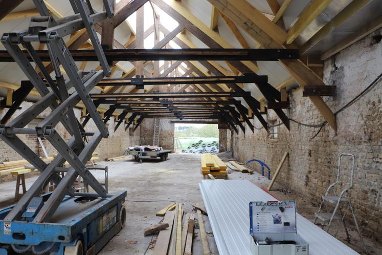 "Et sociétalement, les chevaux ont une meilleure image que les bovins. Les riverains sont contents. Ça permet de réhabiliter l'image des vaches", appuie Axelle, à la manœuvre du nouveau bâtiment dont le toit sera partiellement ouvert sur le ciel par une vitre pour plus de luminosité.