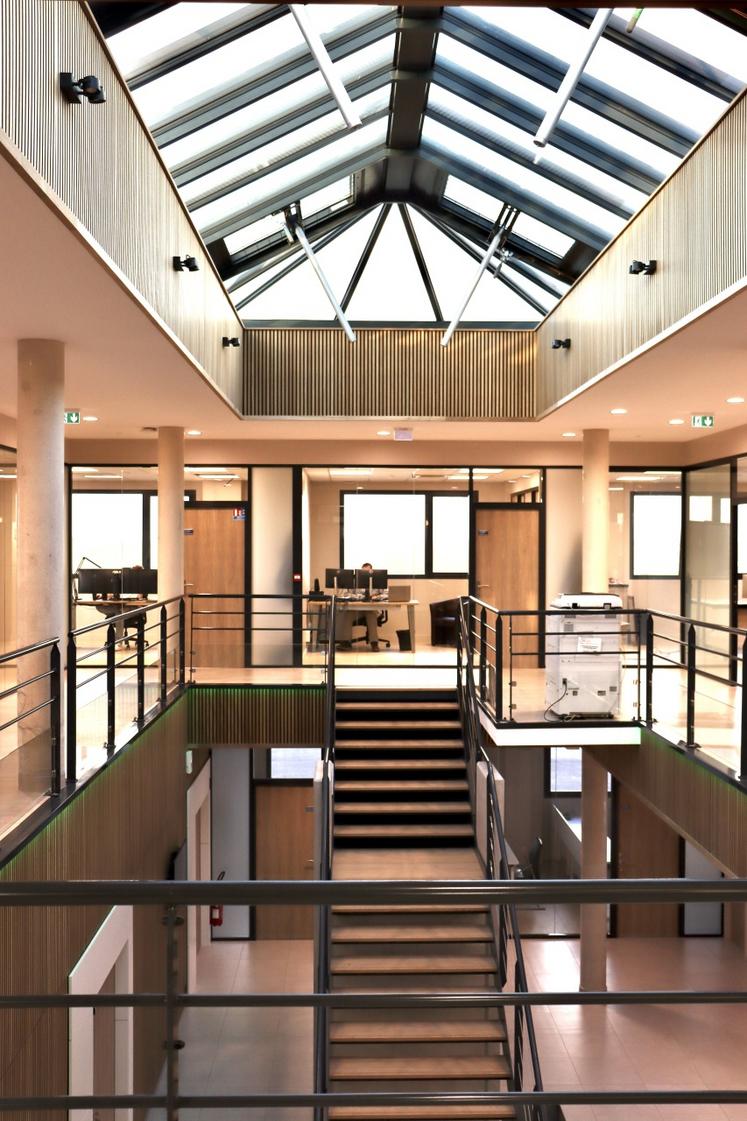 Sa surface totale est de 2 300 m2, dont 950 m2 de bureaux et salles de réunions.