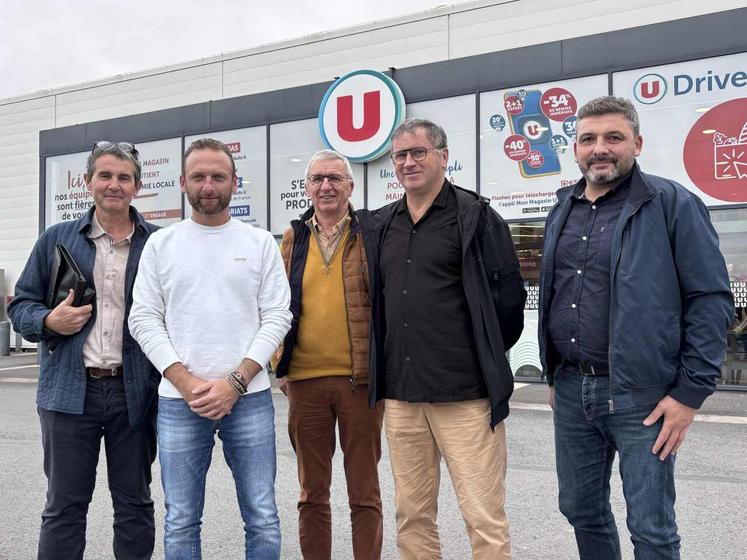 Laurent Binet, entouré de Thierry Renouf, ancien patron de Super U de Condé-sur-Vire, qui a transmis son magasin à Thomas Lemoine. Ils sont accompagnés d'Eric de Mondésir (Agon-Coutainville) et de Nicolas Chenu, responsable activité métiers boucherie chez Système U