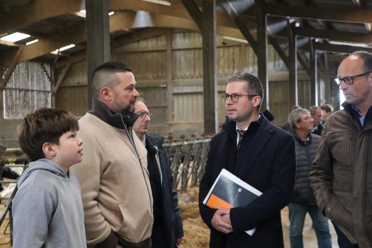 Le sous-préfet de Vire se veut être "une courroie de transmission pour les agriculteurs. Il ne faut pas hésiter à me saisir", enjoint-il à l'attention de la FDSEA 14, comme ici lors de la visite de la ferme de Samuel Enguehard fin octobre. L'occasion de discuter de multiples sujets [voir édition du 30 octobre N.D.L.R.].
