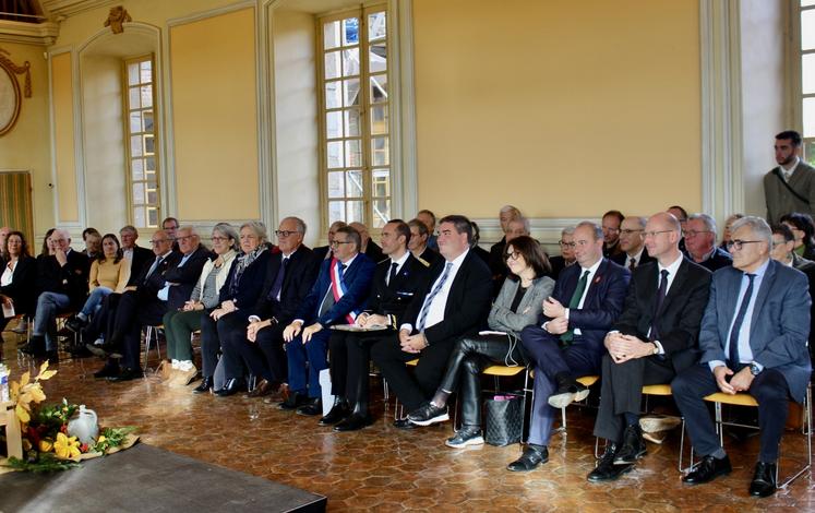 Élus, dont des maires de l'Orne, ont été conviés à un échange avec les ministres au château de Carrouges.