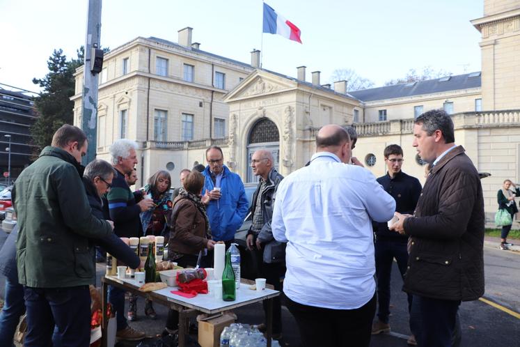« Il faut vraiment un non catégorique sur l'accord du Mercosur », revendique Xavier Hay, président de la FDSEA14 (ici en bleu foncé).