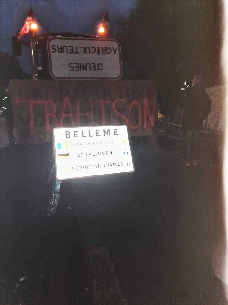 "L'agriculture votre futur : trahison" est un exemple de slogan qu'on pouvait lire sur les pancartes.