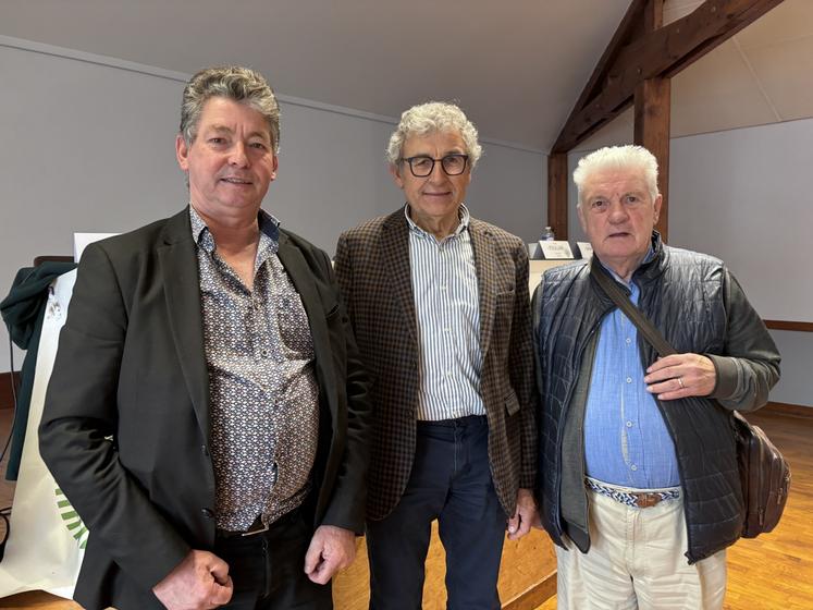 Gérard Bédouin, président de la SDAE entouré de Jean-Michel Hamel, président de la FDSEA de la Manche et Denis Fatout, président de Générations mouvement.