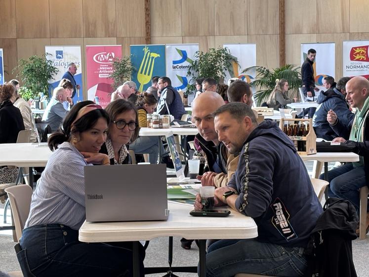 Les producteurs ont pu rencontrer les organismes présents comme Laurent Hervy de LH Services (atelier de découpe à Glatigny) et Antoine Maquerel, éleveur de porcs avec le Conseil départemental de la Manche.