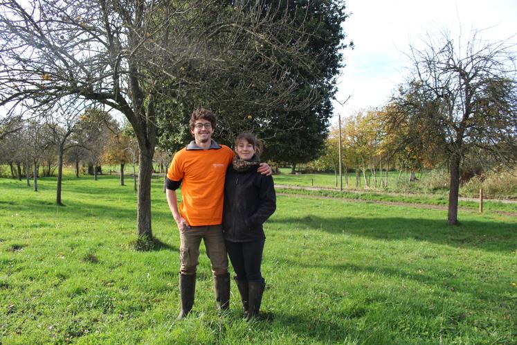 Yoann Quiniou et Jeanne Hervault, éleveurs laitiers à Loré dans l'Orne, ont ouvert les portes de la Ferme du Bois.