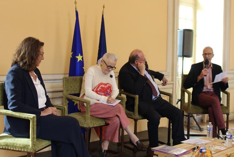 "Village avenir est une réelle bouffée d'oxygène pour les élus et les habitants, reconnaît Éric Leroux, à droite.