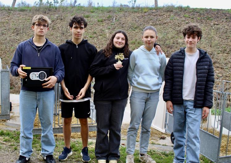 L'équipe composée de Raphaël, Sidonie, Félicien et leurs camarades a remporté les premiers la coupe des foins.