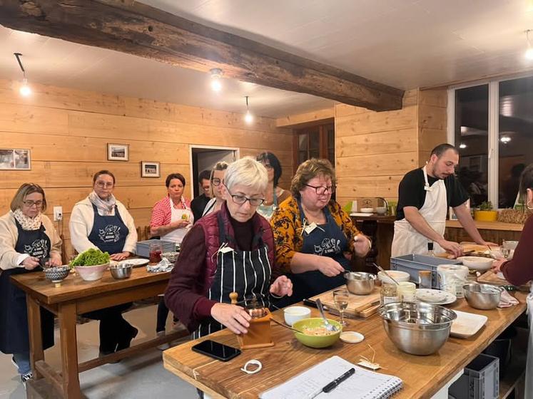 Une douzaine de participants a réalisé la recette mise au point par la SARL Dégustonfoin.