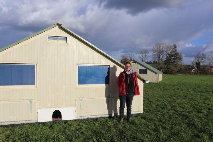 Marie Le François, 40 ans, ambitionne avec Picore et pâture de s'installer en volailles de chair bio à Saint-Vaast-sur-Seulles. Elle a déjà installé deux poulaillers mobiles sur les cinq prévus au total.
