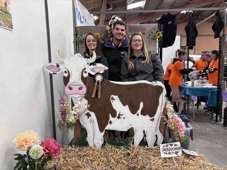 Amandine Lévêque et Guillaume Cary, anciens présidents, sont toujours présents pour apporter leur aide à la présidente actuelle, Valentine Latimier.