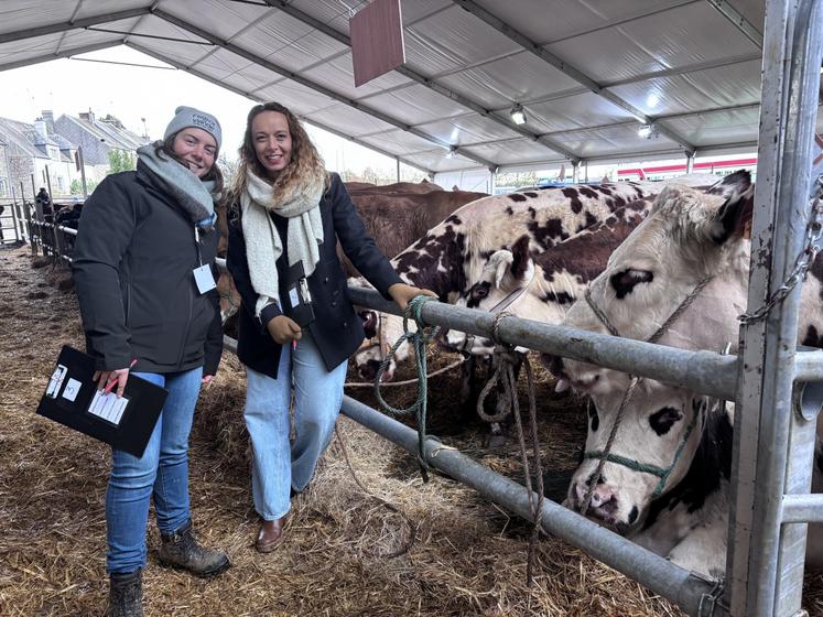 Mélanie Lebouteiller, directrice du CFA du lycée agricole de Vire, avec Line, une des jeunes en CS bovin viande, membres des jury.