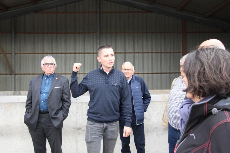Antoine Thomas, au centre, est l'un des quatre associés du Gaec Blandivert, près d'Argentan, explique aux élus de l'Orne le fonctionnement du méthaniseur.