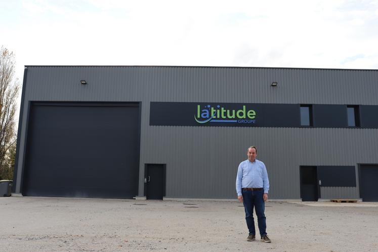 Emmanuel Vauquelin devant son nouveau bâtiment effectif depuis cet automne.