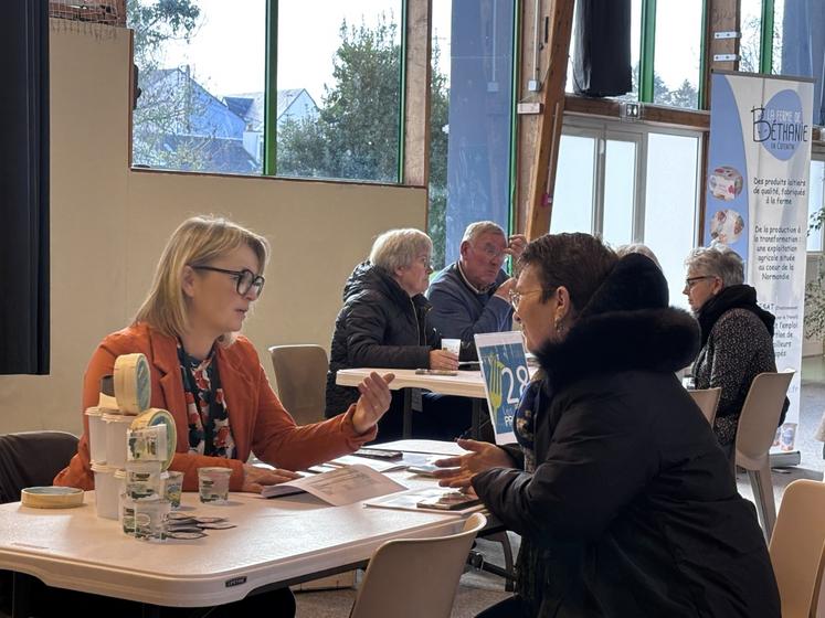 Christelle Ferey des Bouilles de Cauquigny fait valoir ses produits laitiers. L'occasion de faire manger aux plus jeunes des produits issus du marais du Cotentin.