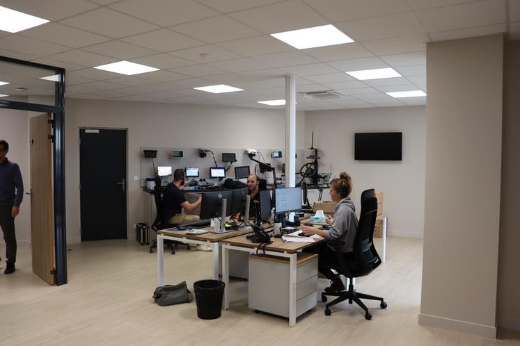 Une grande salle dédiée à la hot-line, service essentiel à Latitude groupe, permet de répondre aux demandes des clients.