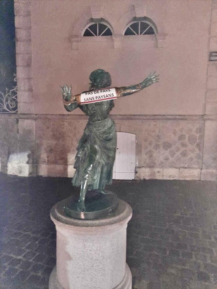 Vendredi 7 novembre, la FDSEA et les JA de l'Orne se sont mobilisés à Bellême.