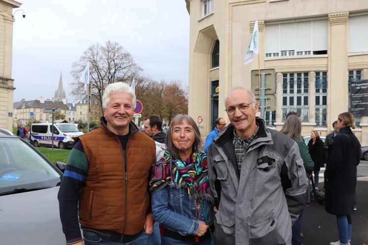 « Les accords du Mercosur nous concernent forcément. Si l'accord passe, cela va faire de la concurrence pour nos producteurs », affirme Marc Rogereau (à gauche), appuyé par Marc Gégu (61) :