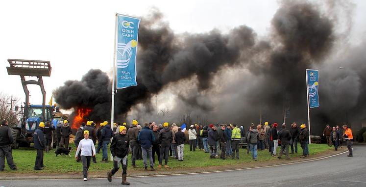 Près de 300 bonnets jaunes, accompagnés de 150 tracteurs, ont bloqué le rond-point du Zénith dès 11 h. La circulation dans Caen intra-muros et sur le périphérique a été perturbée tout au long de la journée.