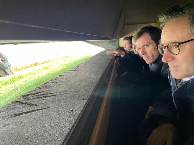 "Le plus dur, c'est d'arriver à ce que les canards sauvages se posent", explique Geoffroy de Lesquen, dans le gabion, au côté du ministre, dont c'était la première visite de ce type de lieu.
