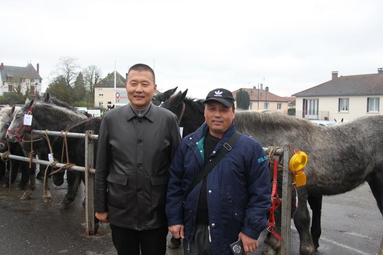 Huanjun Zhang, patron d'une industrie équine chinoise avec l'un de ses collaborateurs.