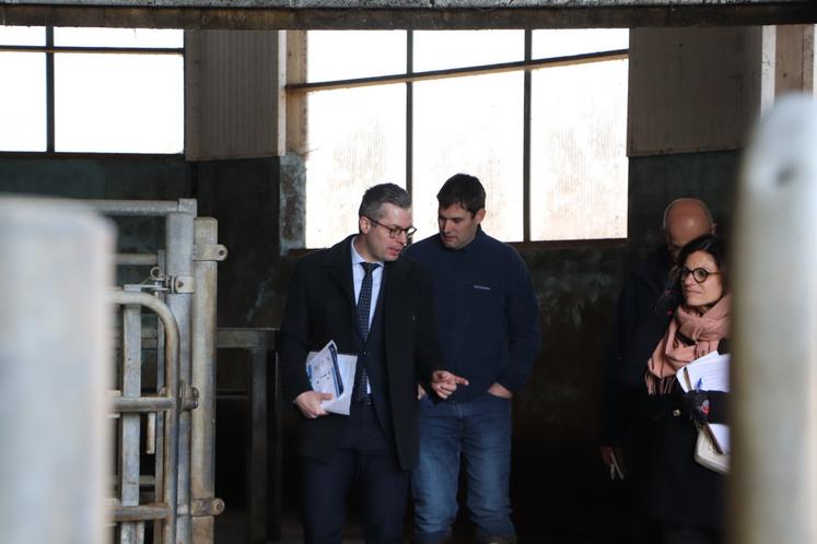 Martin Lafon a visité la salle de traite au côté de Nicolas Declomesnil.