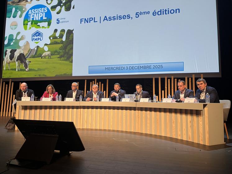 Les congressistes sont venus nombreux pour assister à ces 5e assises du lait organisées par la FNPL à Saint-Malo. Parmi les sujets prégnants de cette édition : la négociation du prix du lait en lien direct avec l'actualité des producteurs de lait français. Quelques stratégies ont été évoquées notamment lors de la table ronde réunissant un ancien sénateur, un commissaire européen, une productrice française et une dirigeante d'une coopérative belge.