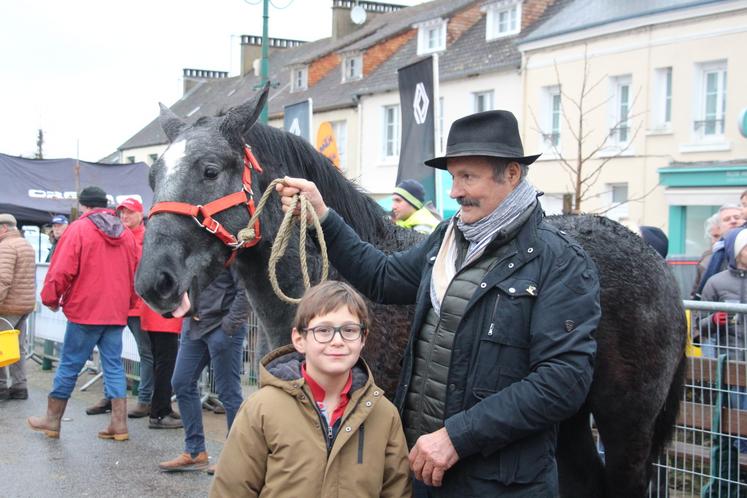 Roger Petit avec son petit-fils lors de la présentation du concours des mâles de la foire aux poulains.