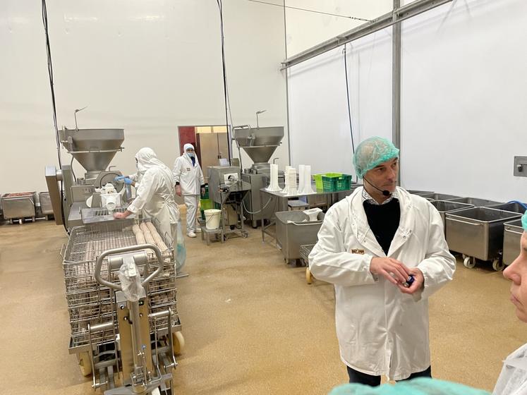 "Pour fabriquer 1 kg d'andouillette, il faut 12 litres d'eau", décrit Maxime Mouriaux, directeur industriel pour l'est et l'ouest chez Amand-Bianic, site du groupe Popy.