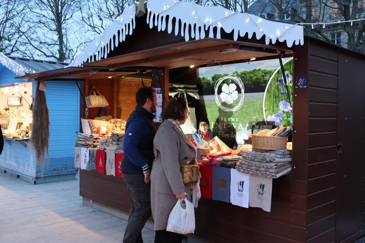 Les visiteurs sont à l'écoute et curieux de (re)découvrir la fleur bleue emblématique de Normandie.