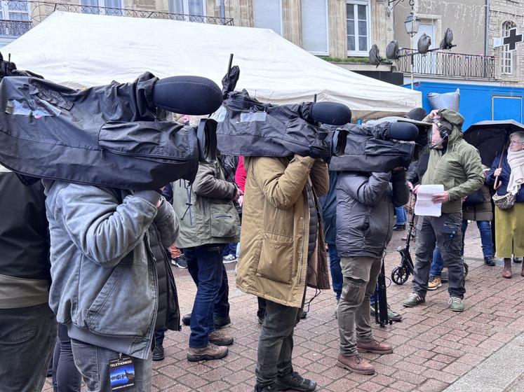 Pas moins de neuf caméras de France Télévisions étaient présentes à Carentan-les-Marais. Un dispositif important.