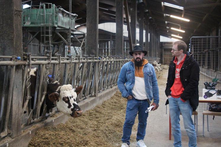 À l'aide de casques virtuels, Jean-Baptiste Paumier, Community Manager à la Mission Locale fait découvrir aux visiteurs sur les métiers agricoles tels que la viticulture, sylviculture, jardiner paysagiste...